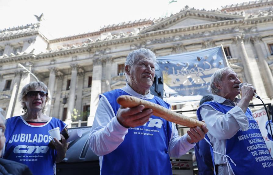Jubilados argentinos brindan con pan y agua en protesta por reforma pensiones