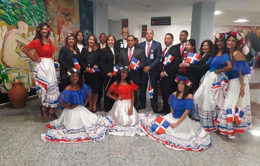 Con organizaciones folklóricas departamento aeroportuario recibe a dominicanos ausentes en AILA