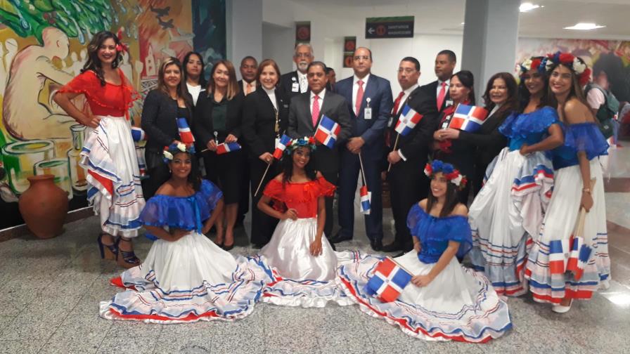 Con organizaciones folklóricas departamento aeroportuario recibe a dominicanos ausentes en AILA
