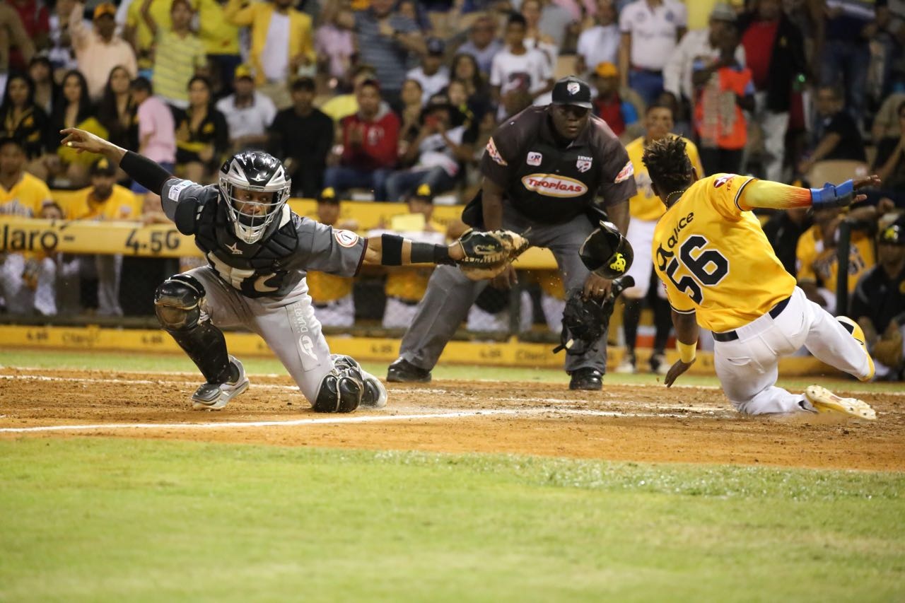 John Mora llega safe en home-plate para la segunda carrera de las Águilas en el partido que enfrentaron a los Gigantes del Cibao, el 21 de diciembre del 2017.