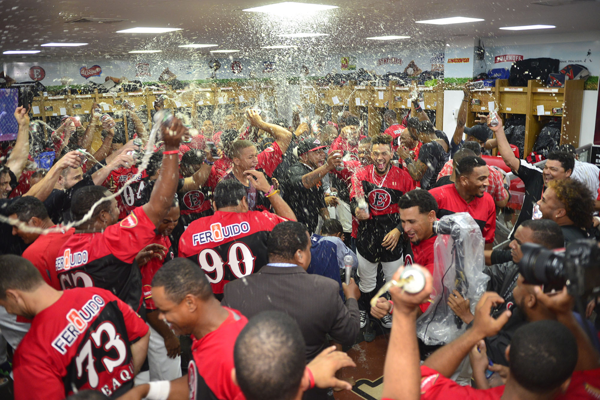 Jugadores y dirigentes de los Leones del Escogido celebran su clasificación al round robin del 2017-18, luego de vencer a las Estrellas Orientales 12-4, en el Estadio Quisqueya-JM, el 20 de diciembre del 2017.
