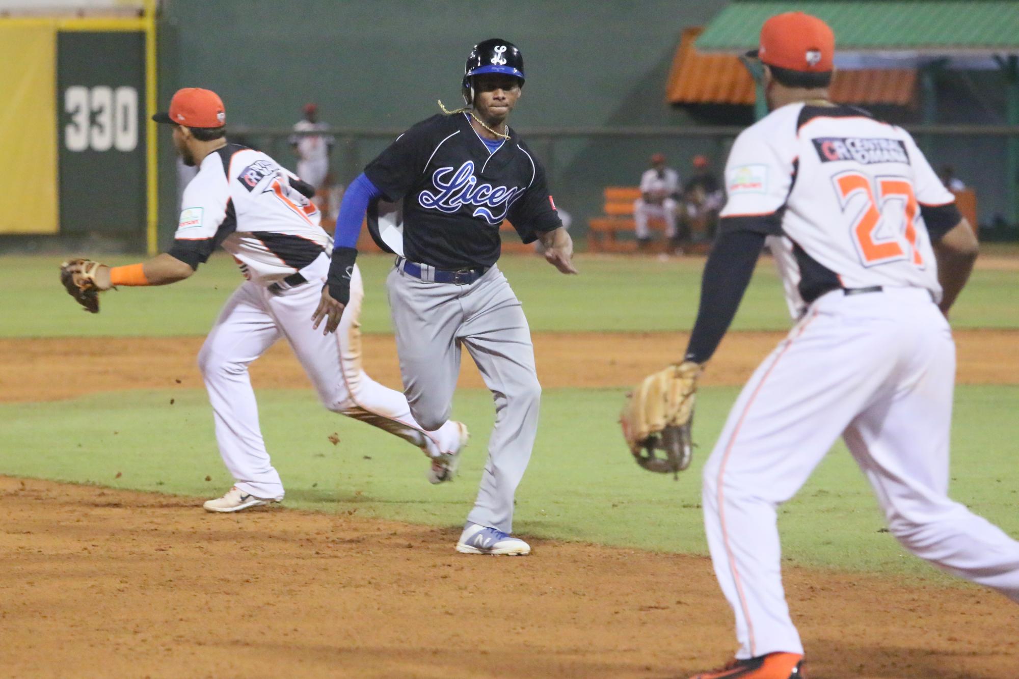 Momento de acción en el partido ganado por los Toros del Este a los Tigres del Licey.