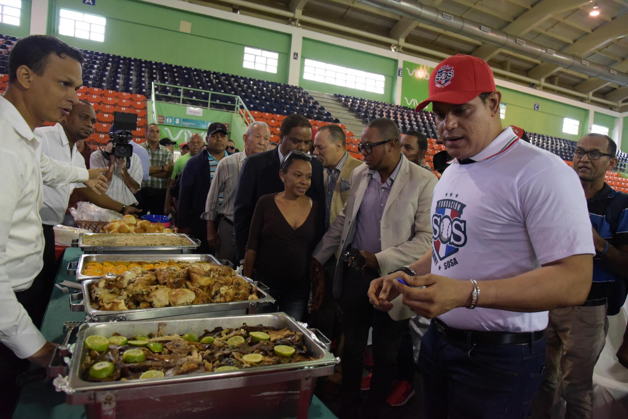 El ex pelotero Sammy Sosa compartió un almuerzo con cientos de personas de escasos recursos económicos con motivo de navidad.