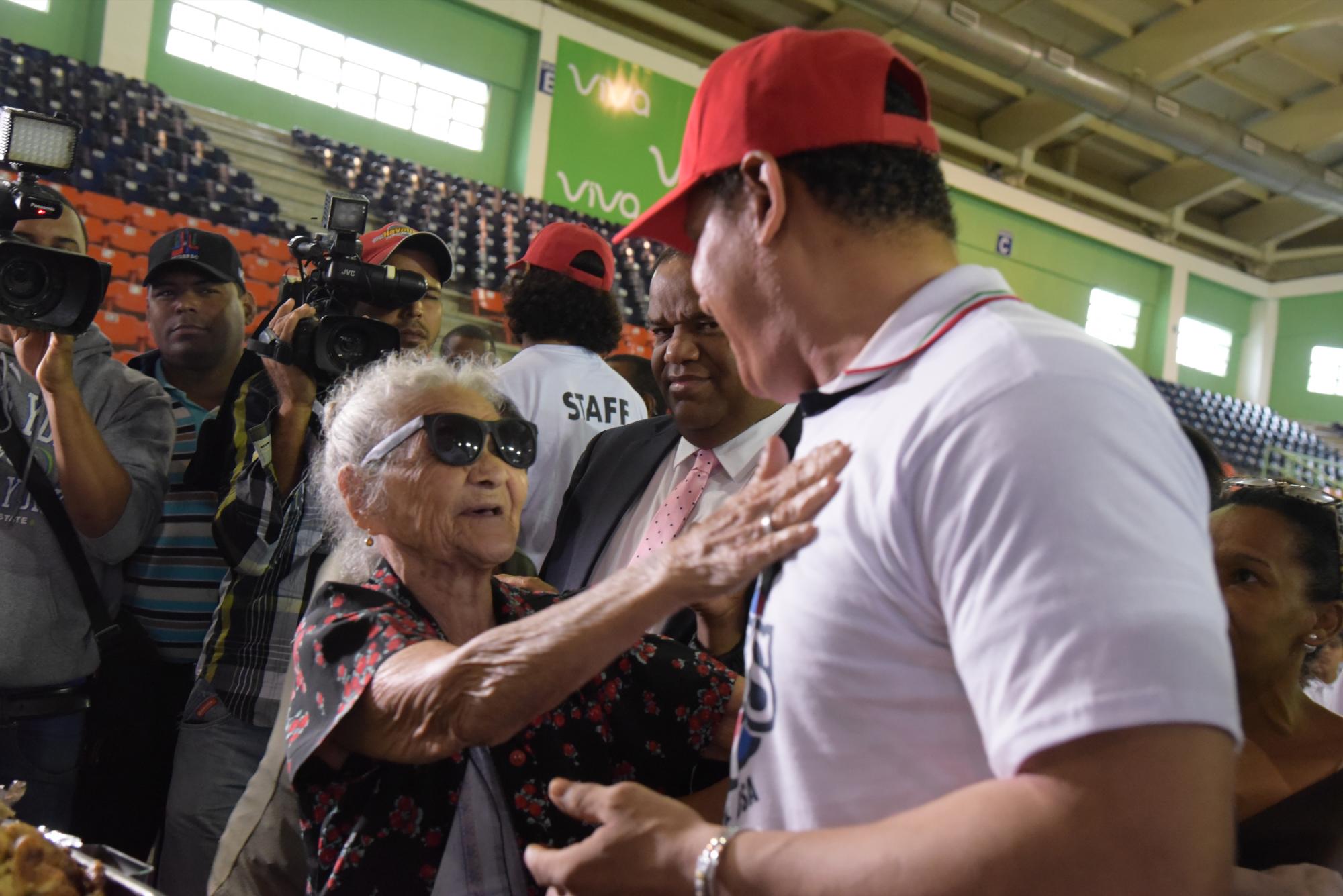 Sammy Sosa es felicitado durante la celebración de un almuerzo navideño celebrado el jueves 21 de diciembre con cientos de personas de escasos recursos.