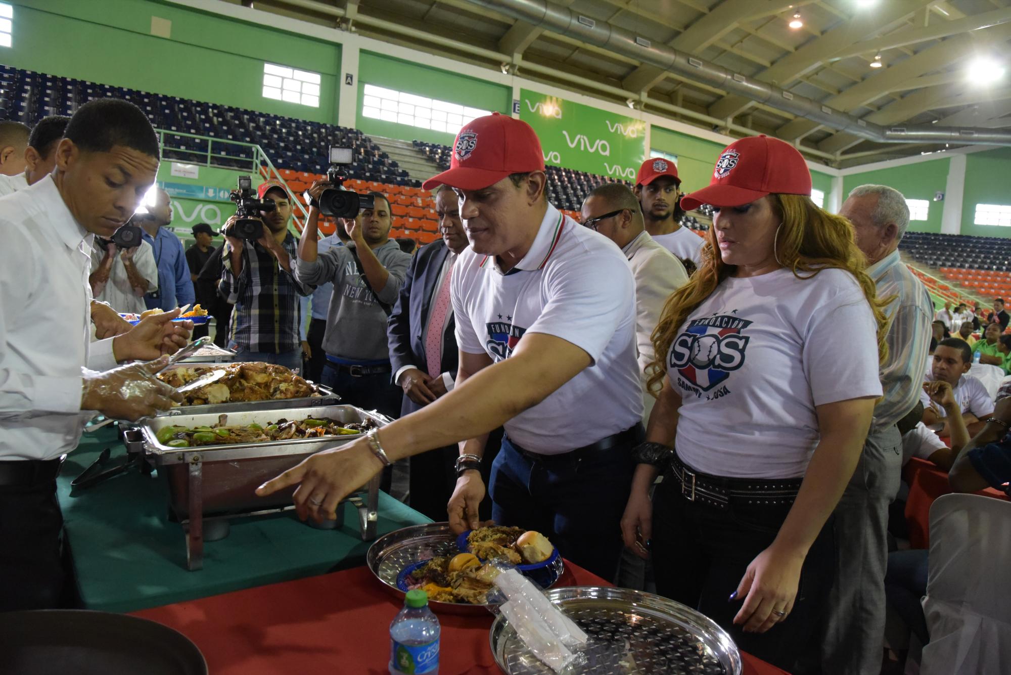 Sammy Sosa y su esposa Sonia, en el momento de ordenar los alimentos para cientos de personas congregadas en el Pabellón de Voleibol del Centro Olímpico Juan Pablo Duarte.