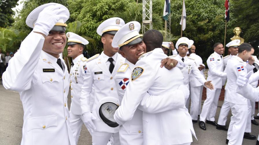 Presidente encabeza graduación y dice entrega cajas navideñas a pobres