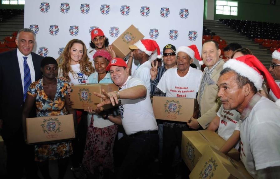 Sammy Sosa ofrece un almuerzo y entrega cajas navideñas a envejecientes