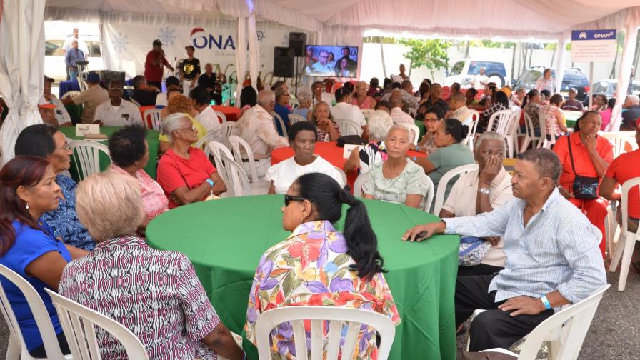 ONAPI  ofrece cena a vecinos de la tercera edad 