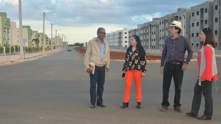 Ministro  Montalvo  verifica avances en Ciudad Juan Bosch
