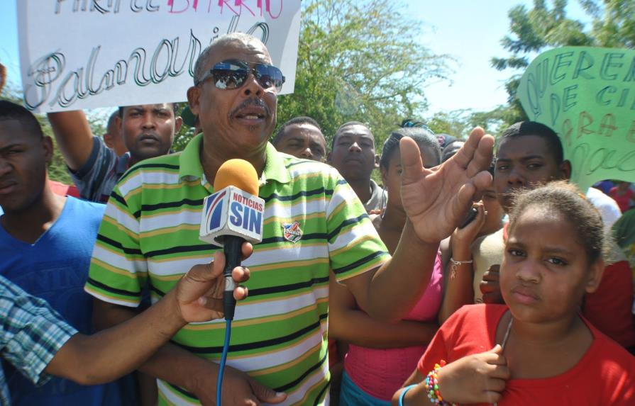 Residentes en sectores de Barahona piden a EDESUR cese de largas tandas de apagones 