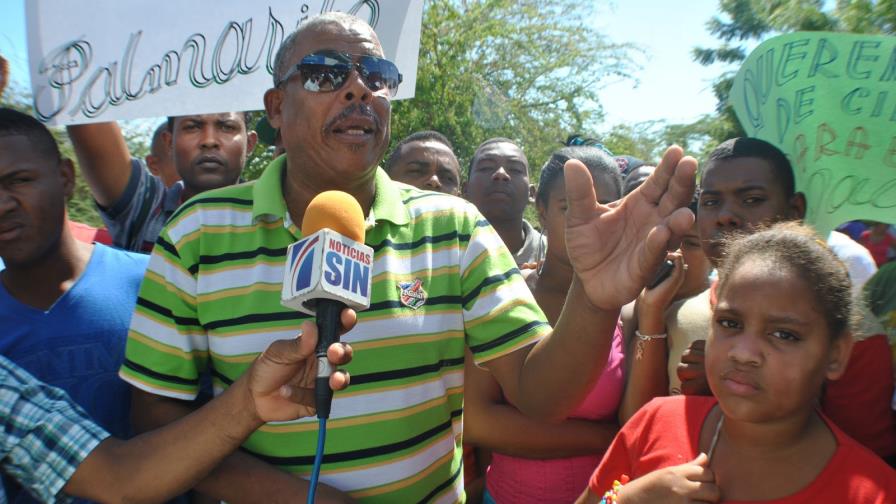 Residentes en sectores de Barahona piden a EDESUR cese de largas tandas de apagones 