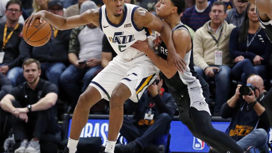Hood anota 29 puntos y el Jazz supera a los Spurs 100-89 Hood anota 29 puntos y el Jazz supera a los Spurs 100-89