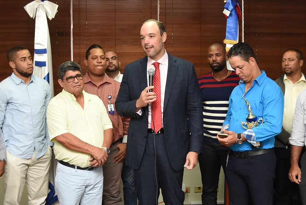 El licenciado José del Castillo Saviñón felicita al equipo Indotel, que ganó el III torneo Gubernamental de Sóftbol, donde consideró a Miguel Ovalles como “manager histórico”, por sus triunfos en todas las versiones de los torneos organizados en el Distrito Nacional.