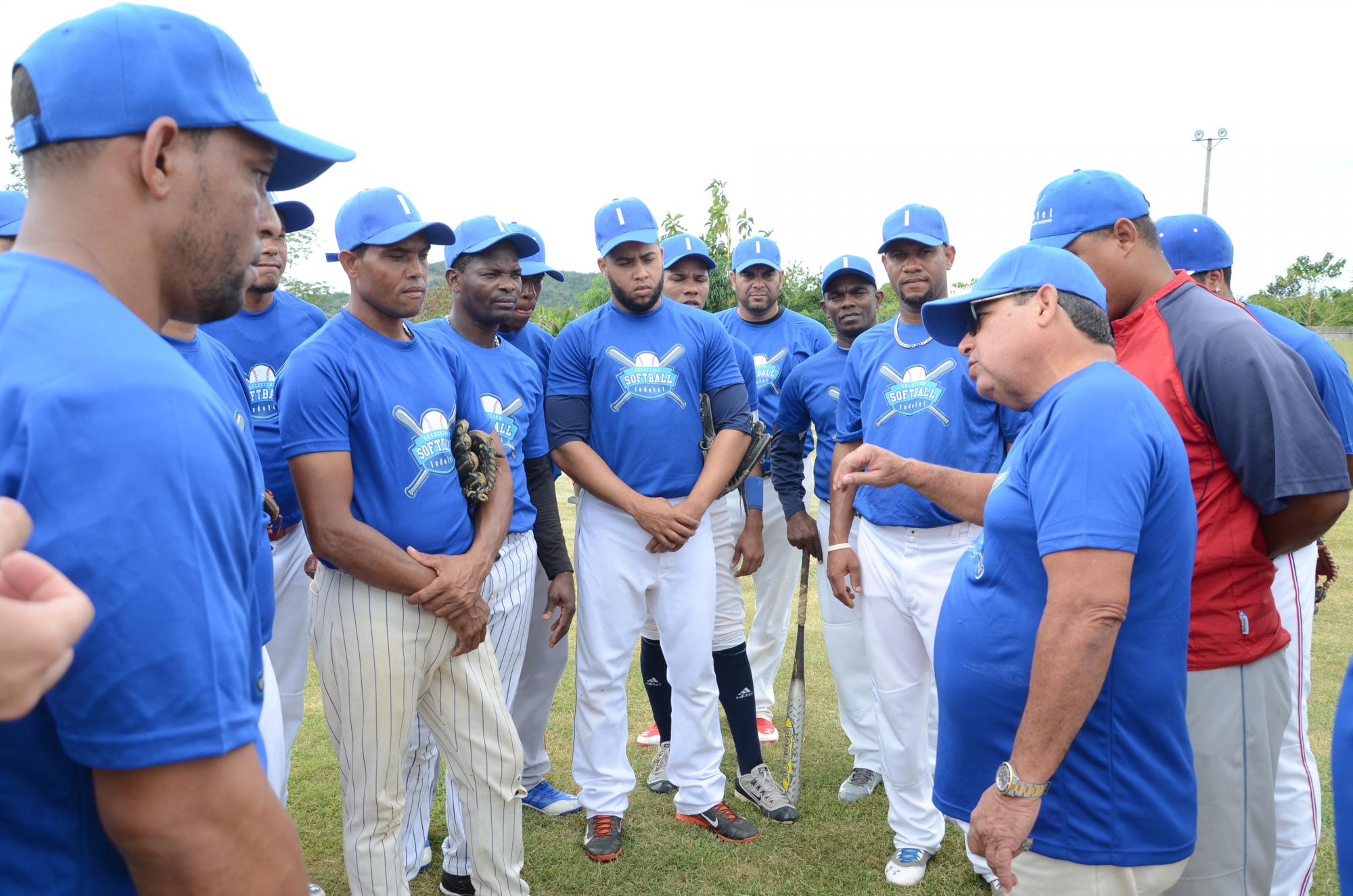 Miguel Ovalles (derecha), dirigente del conjunto del Indotel y mentol de la liga de empleados de la institución.