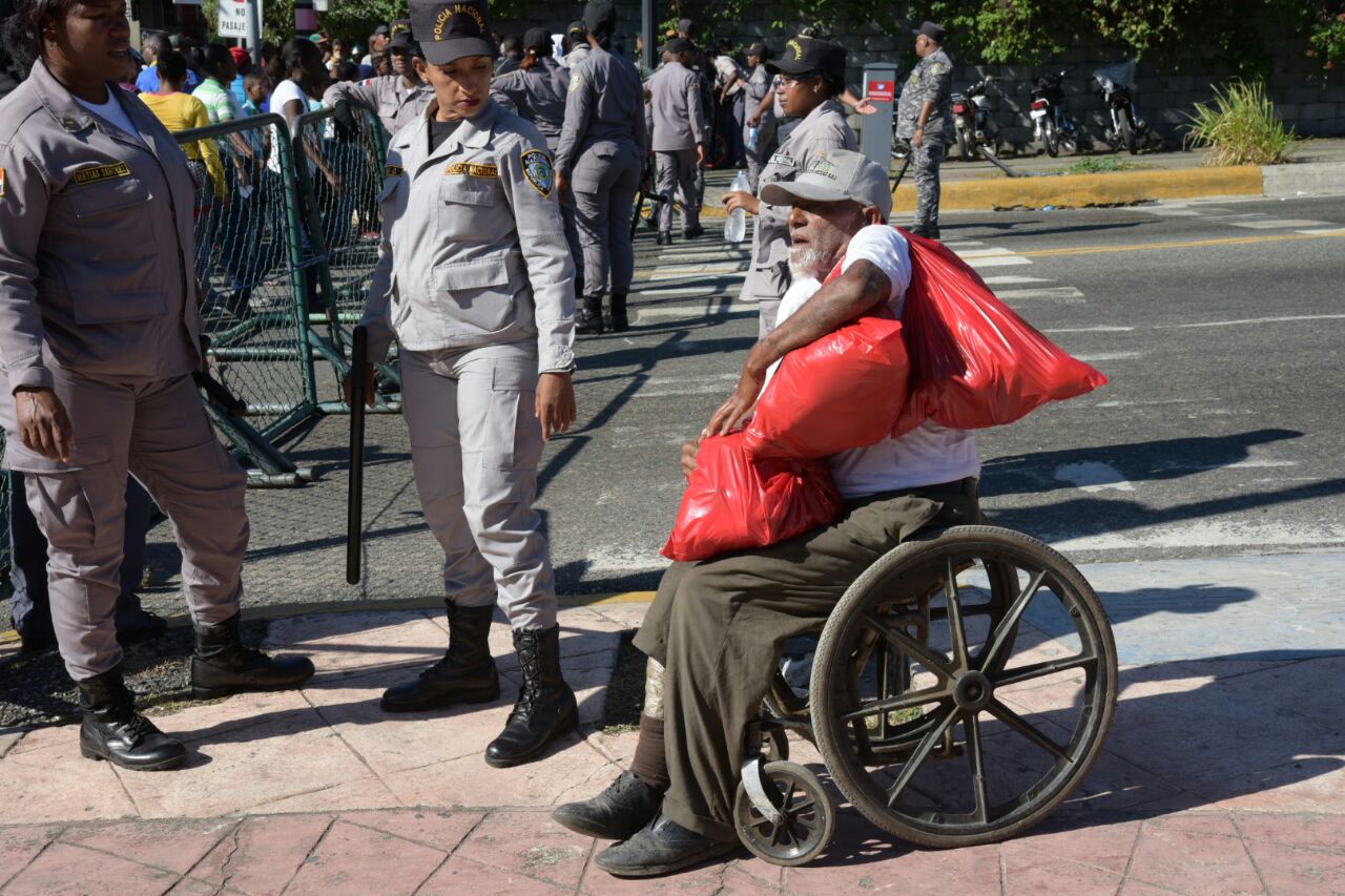 El secretario general del PRSC, defendió lo que afirmó es una tradición solidaria de ese partido y su líder, y destacó que además de alimentos y golosinas también les dan su pasaje a las personas que acuden.