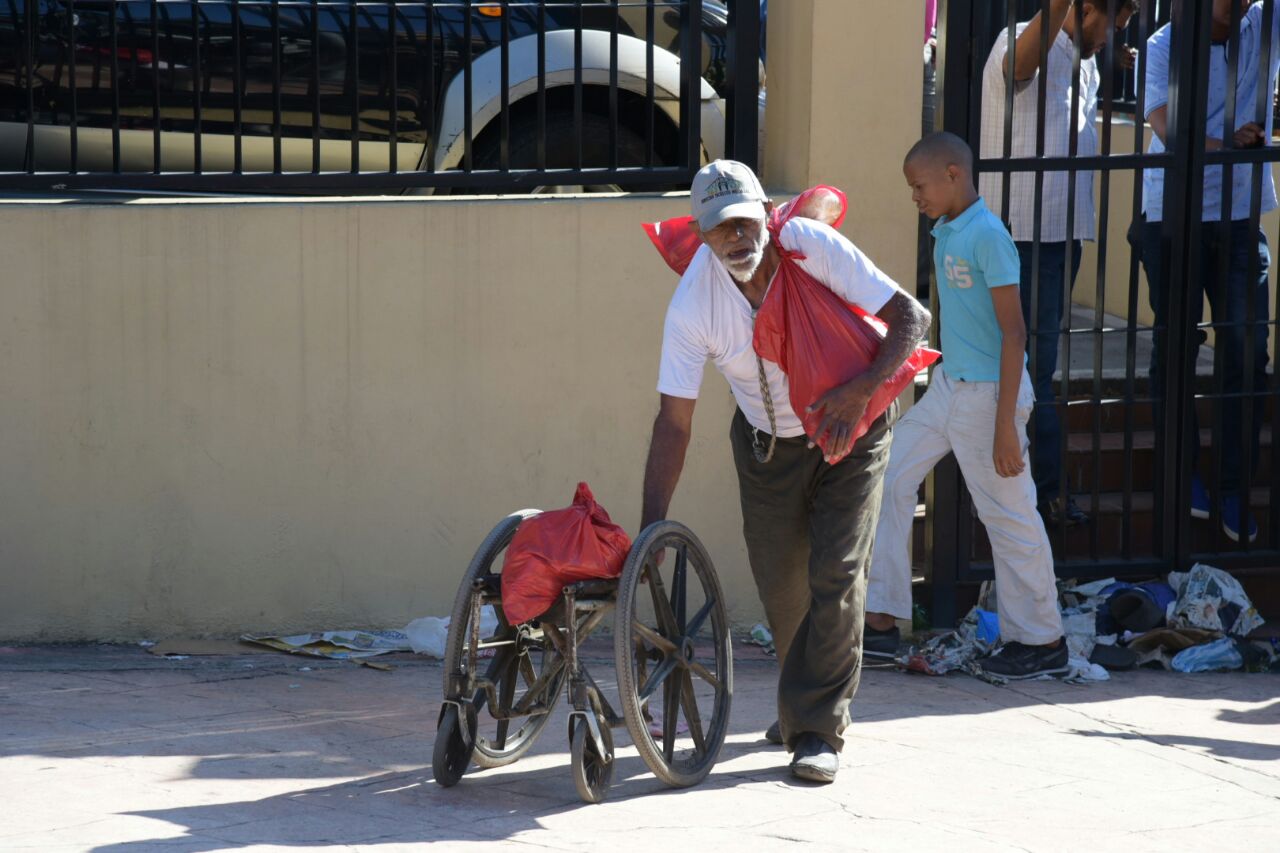 El secretario general del PRSC, defendió lo que afirmó es una tradición solidaria de ese partido y su líder, y destacó que además de alimentos y golosinas también les dan su pasaje a las personas que acuden.