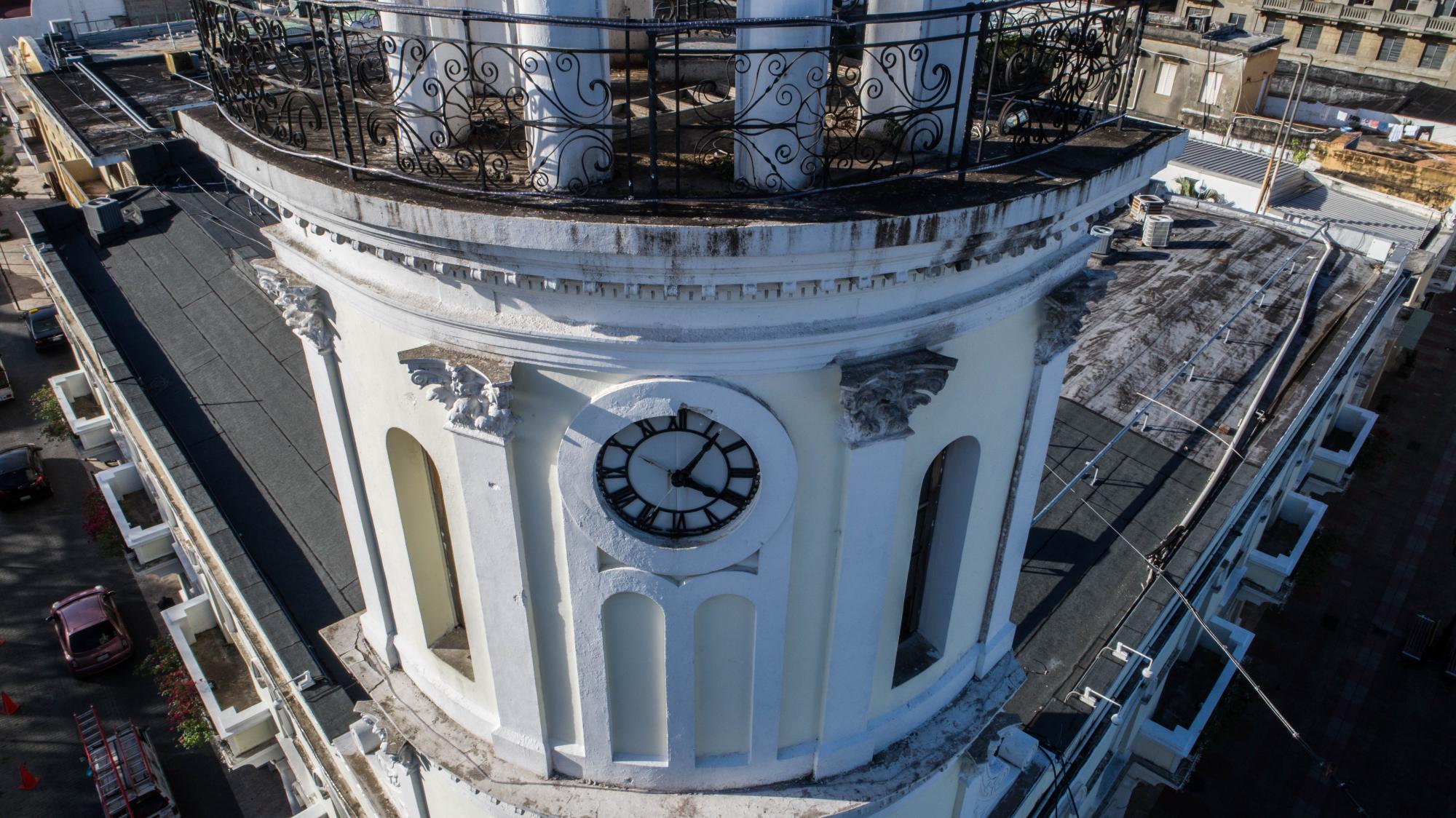 El reloj frontal de la torre.