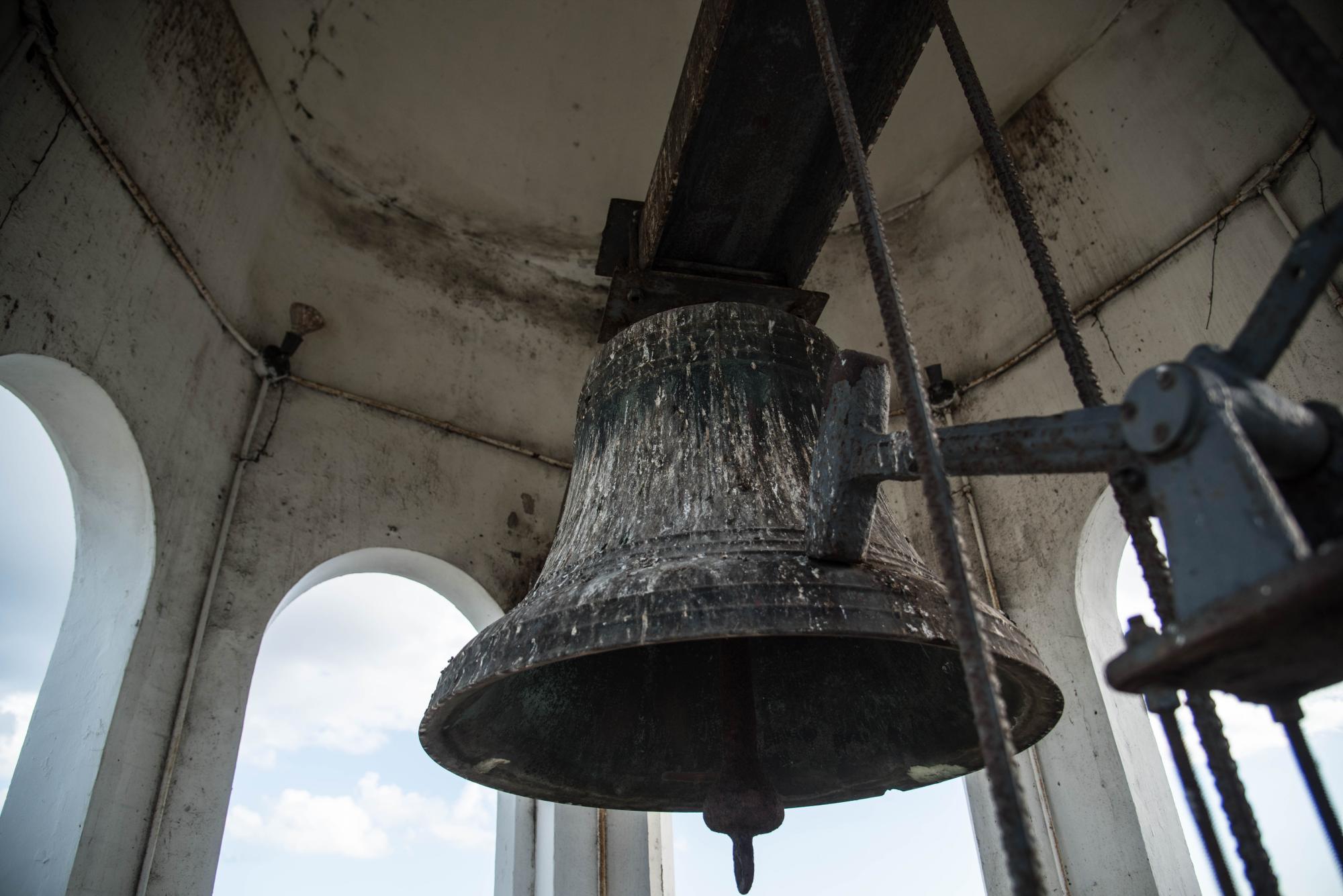 Campana conectada al reloj. 