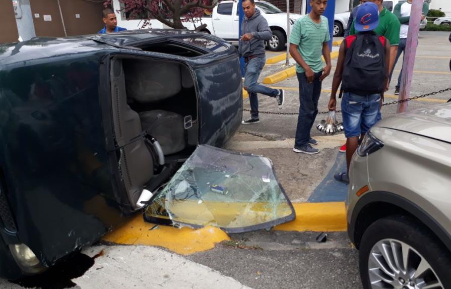 Aparatoso accidente bajo semáforo fuera de servicio en la avenida Abraham Lincoln