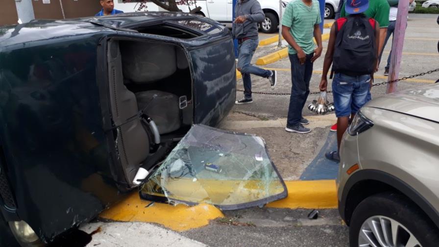Aparatoso accidente bajo semáforo fuera de servicio en la avenida Abraham Lincoln