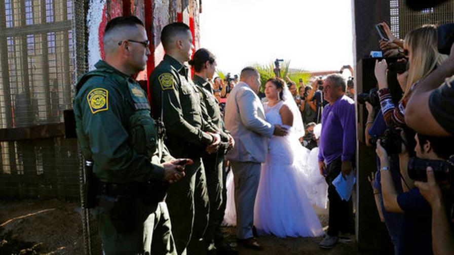 Una boda en contra del muro de Estados Unidos terminó dando la razón a Donald Trump Una boda en contra del muro de Estados Unidos terminó dando la razón a Donald Trump