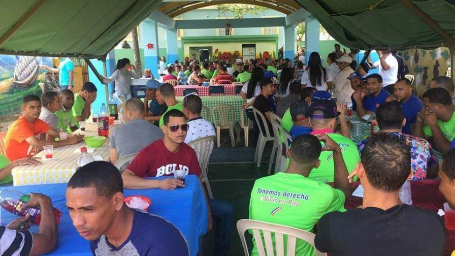 Marlon Martínez en la fiesta navideña de la Fortaleza Juana Núñez