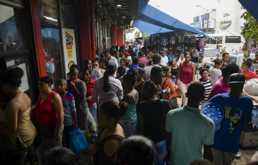 En fotos: Se dinamiza el flujo de personas en comercios de la capital en víspera de Nochebuena
