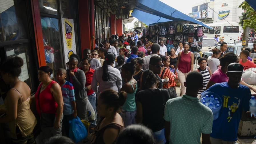 En fotos: Se dinamiza el flujo de personas en comercios de la capital en víspera de Nochebuena