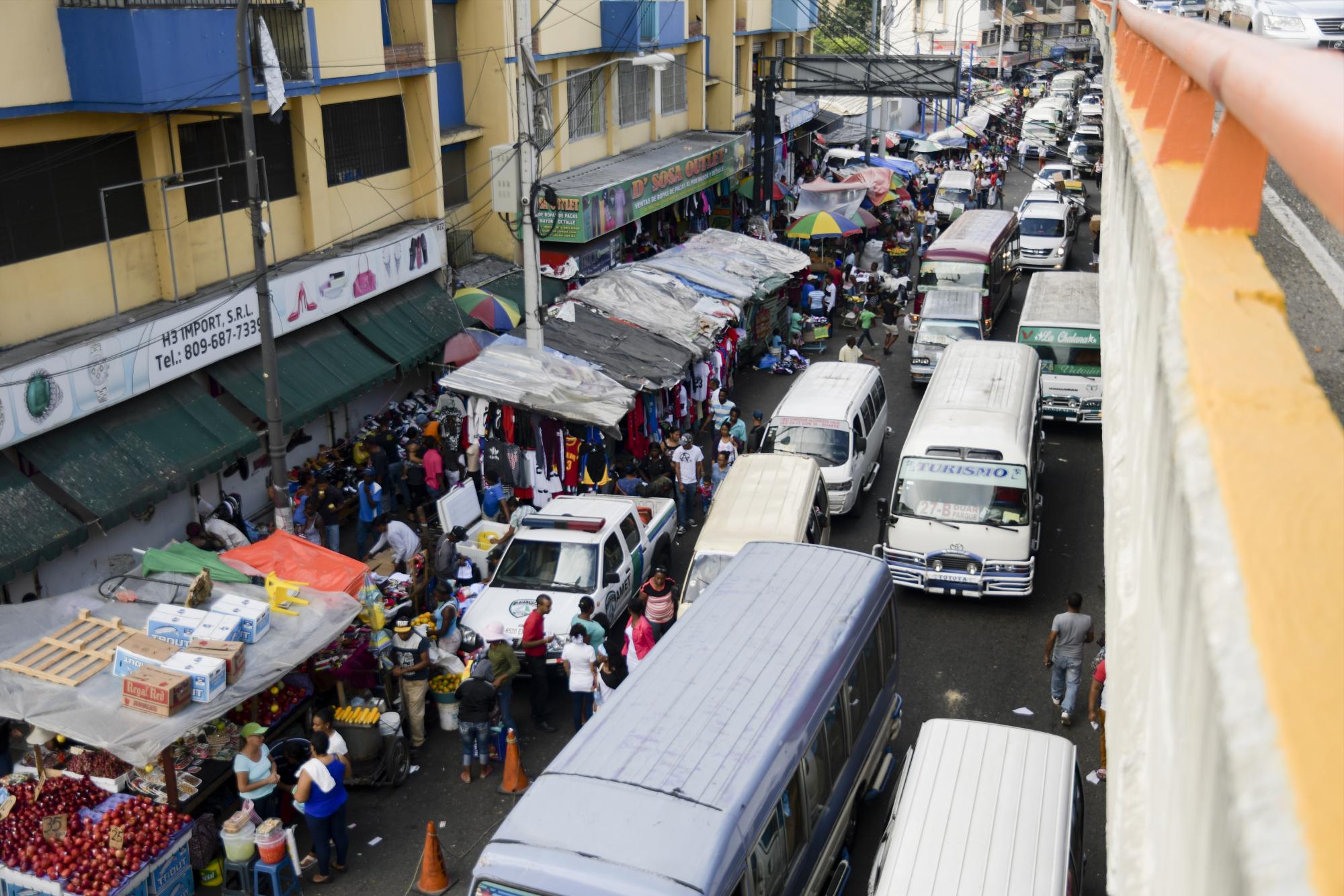 Desde tempranas horas de ayer en la Avenida Juan Pablo Duarte estuvo concurrida por personas de diferentes lugares.