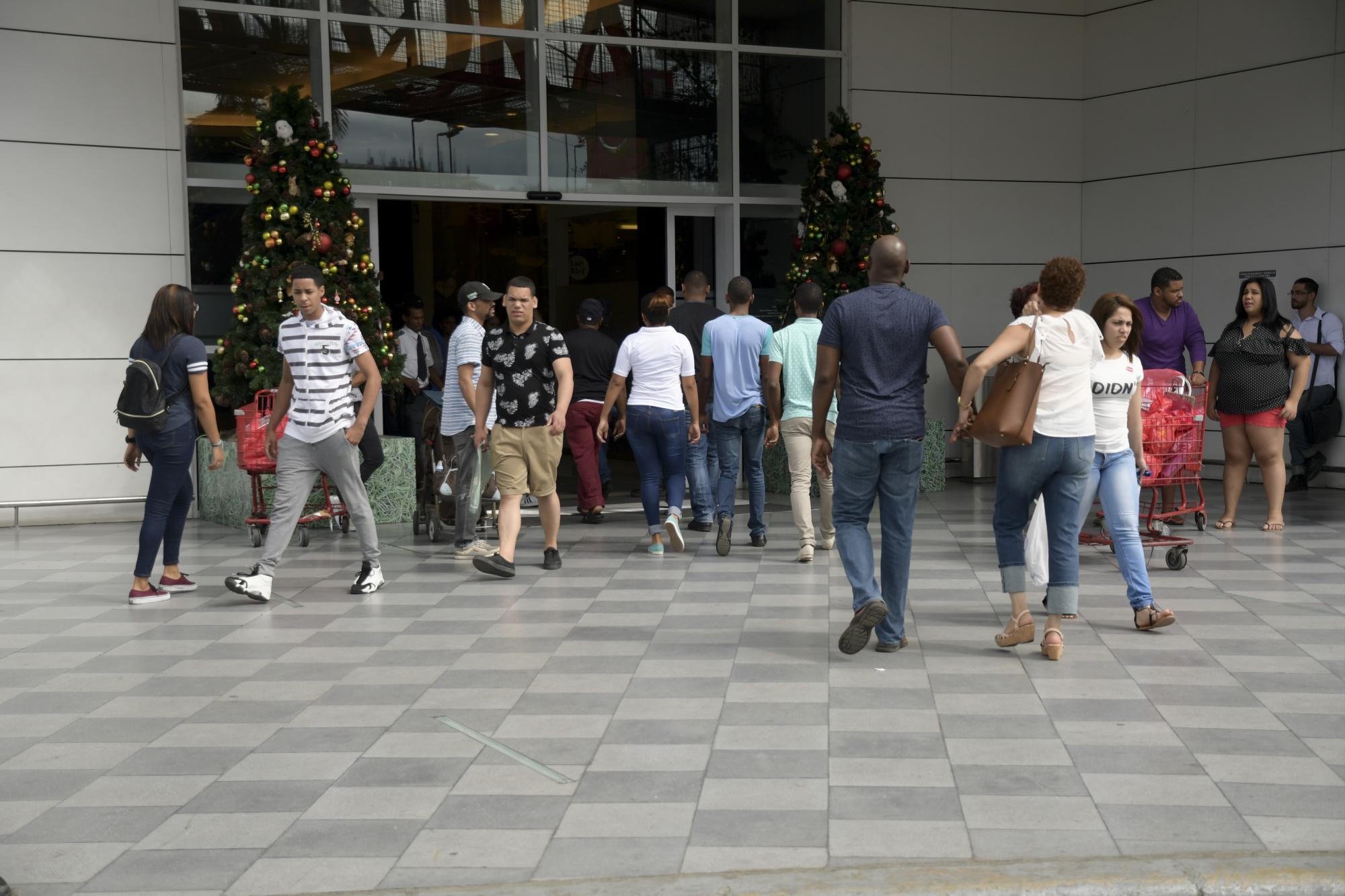 Los bancos y los supermercados de las plazas comerciales fueron los negocios con mayor flujo de personas en las plazas comerciales.   