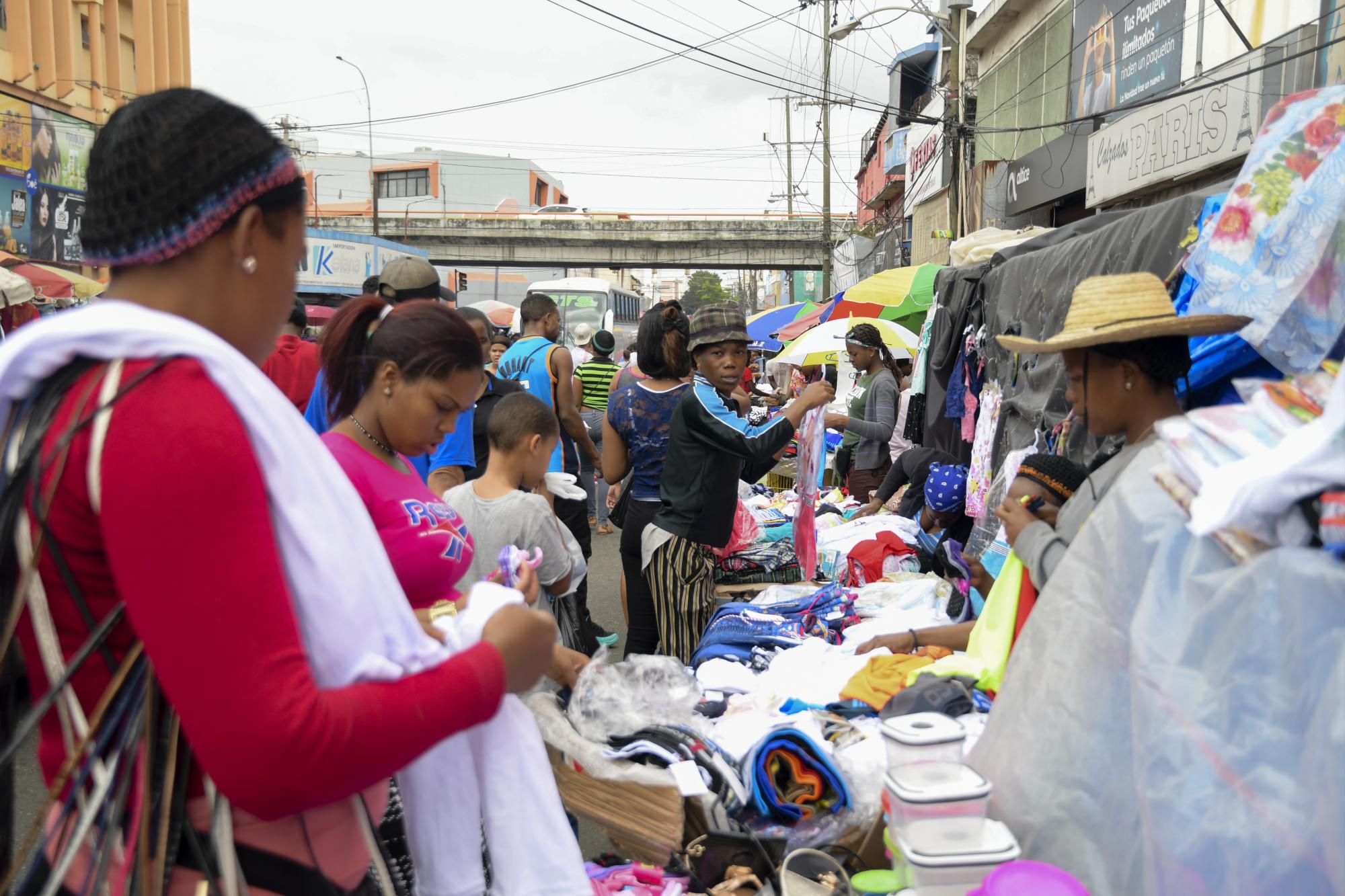 Los vendedores informales se quejan de que hay mucha gente en las calles, pero no gastan. 