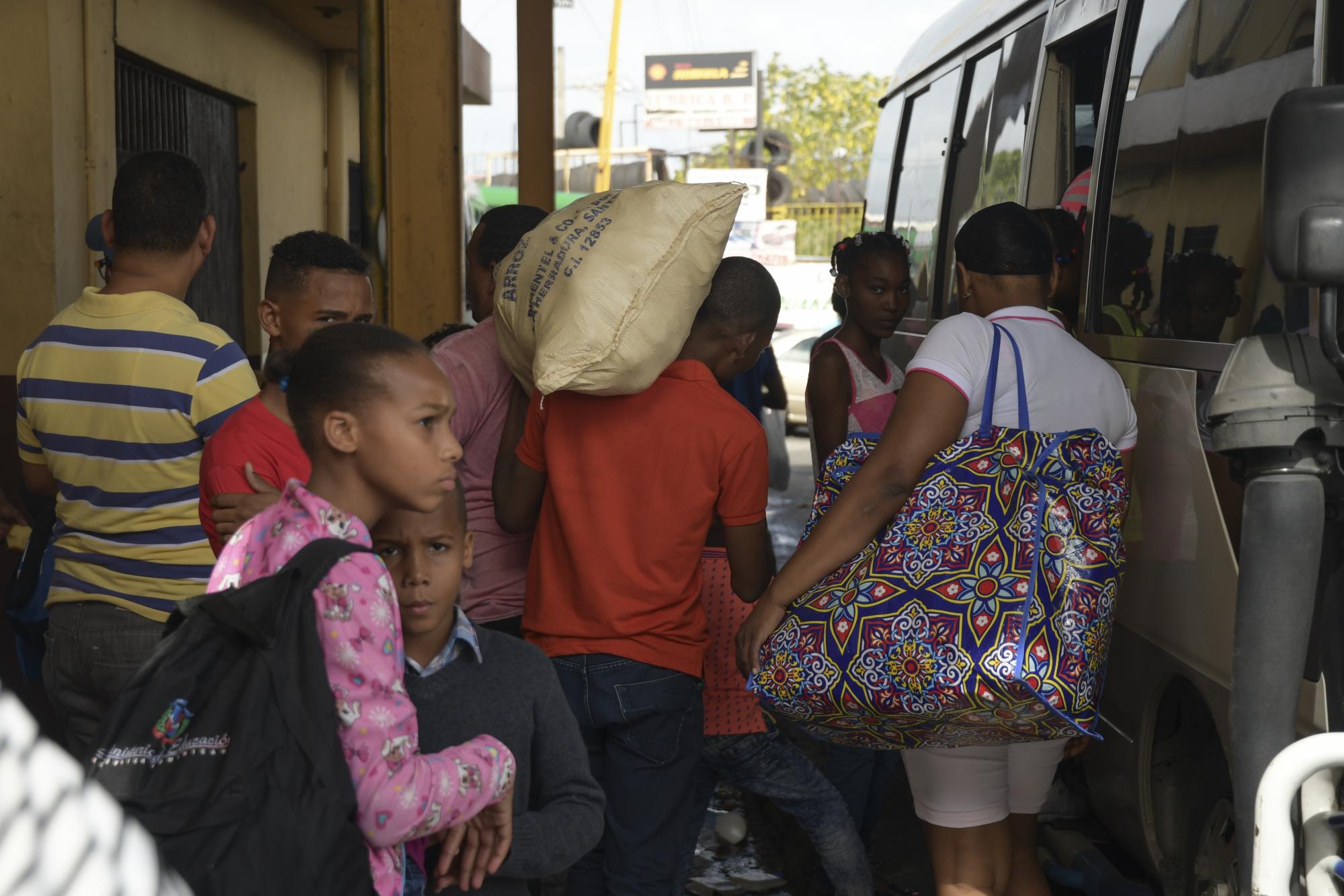 Muchos iban al interior con sacos y grandes maletas.