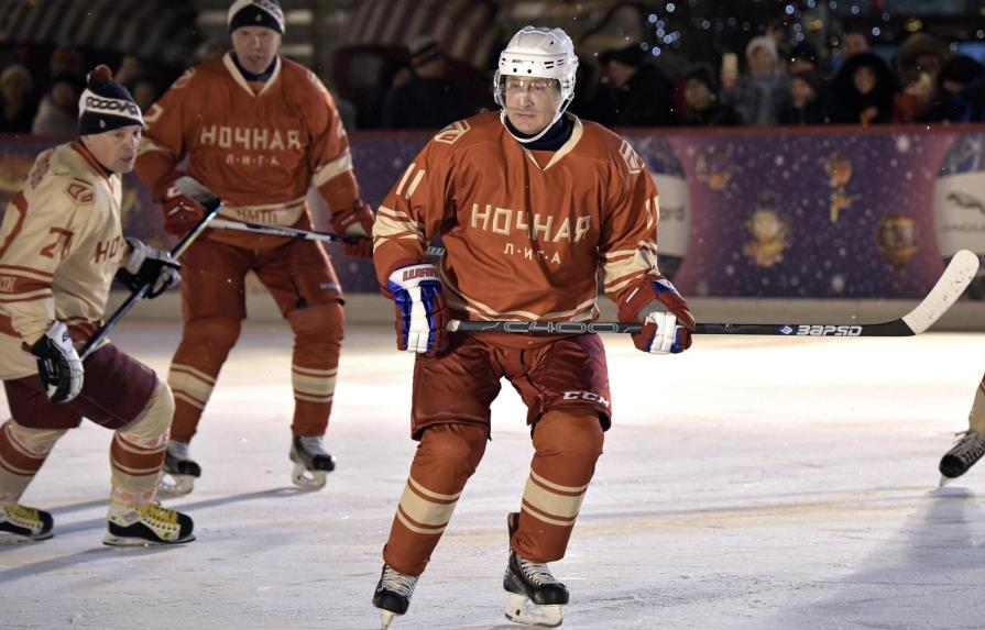 Presidente de Rusia juega un partido de hockey sobre hielo en la Plaza Roja