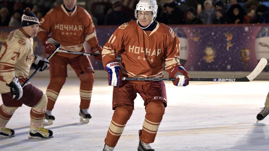 Presidente de Rusia juega un partido de hockey sobre hielo en la Plaza Roja