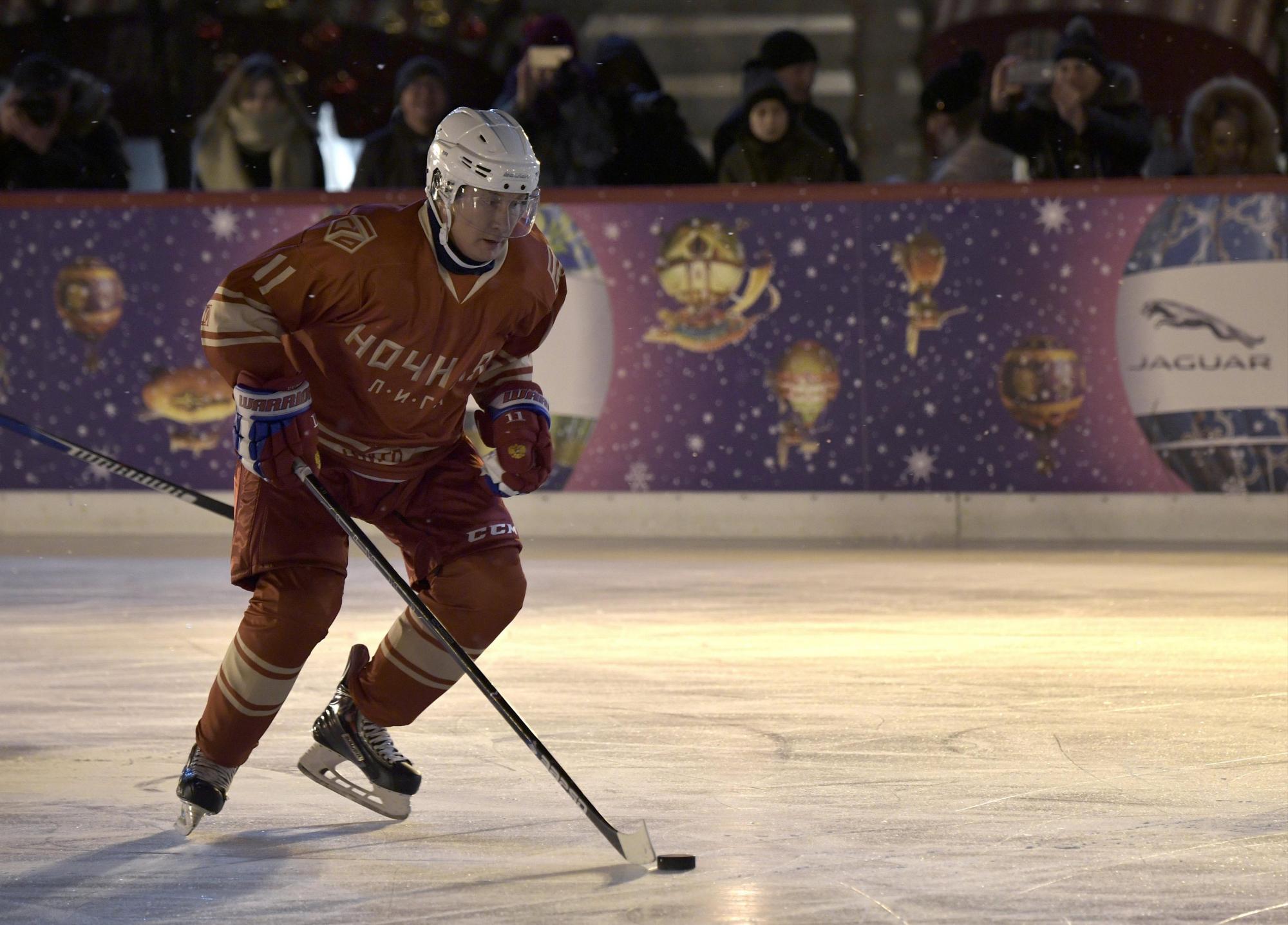 El presidente ruso Vladimir Putin en acción durante el partido de la Liga de Hockey Nocturno en la pista de patinaje GUM en la Plaza Roja de Moscú, Rusia, 22 de diciembre de 2017.