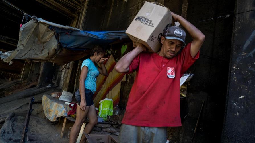 Los puentes de Caracas se convierten en el techo de nuevos y viejos pobres Los puentes de Caracas se convierten en el techo de nuevos y viejos pobres