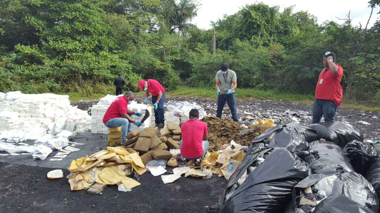 Personal autorizado acomodando la droga para su incineración.
