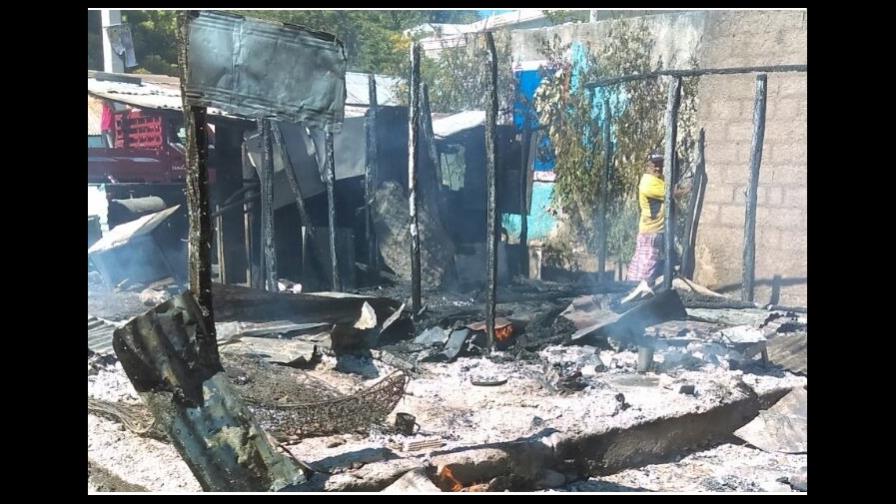 Presumen que una menor quemó casa en la que vivía en Pedernales 