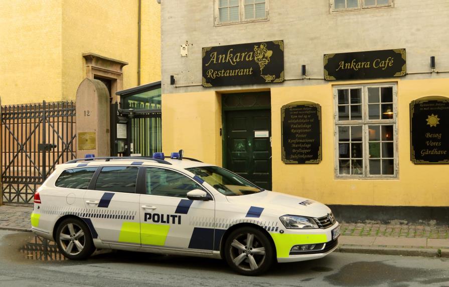 Un traficante de droga confunde un auto de policía con un taxi en Dinamarca
