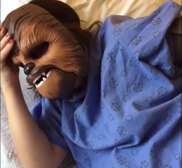 VIDEO: “Ser madre no quiere decir que tenga que madurar”, da a luz con máscara de Chewbacca