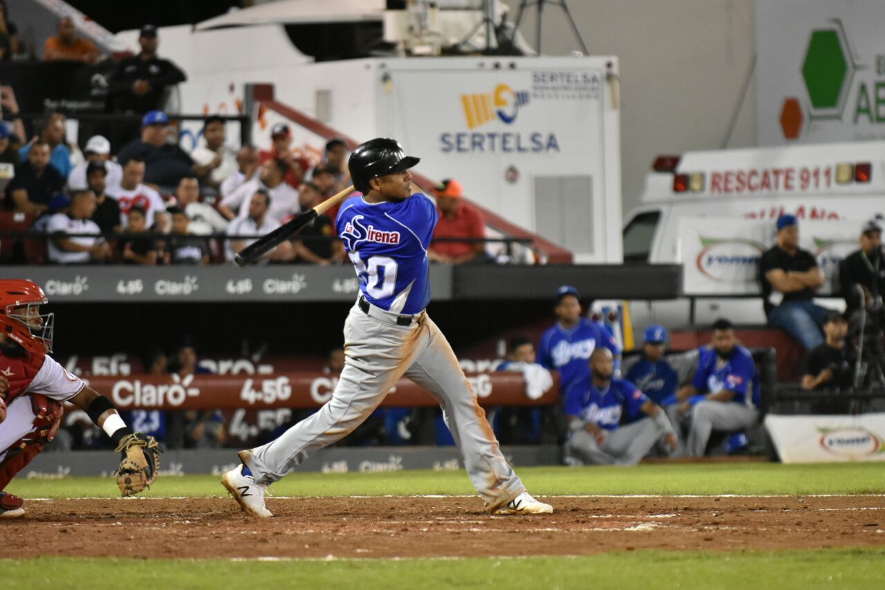 Donovan Solano cumplió una buena labor ofensiva en la victoria de los Tigres del Licey sobre los Gigantes del Cibao en el inicio del round robin del béisbol dominicano, el 26 de diciembre del 2017.