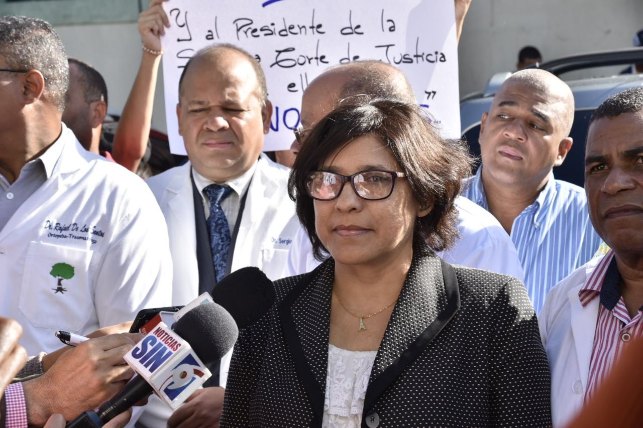 La señora Albania Torres, esposa del médico Julio Gómez Ramírez.