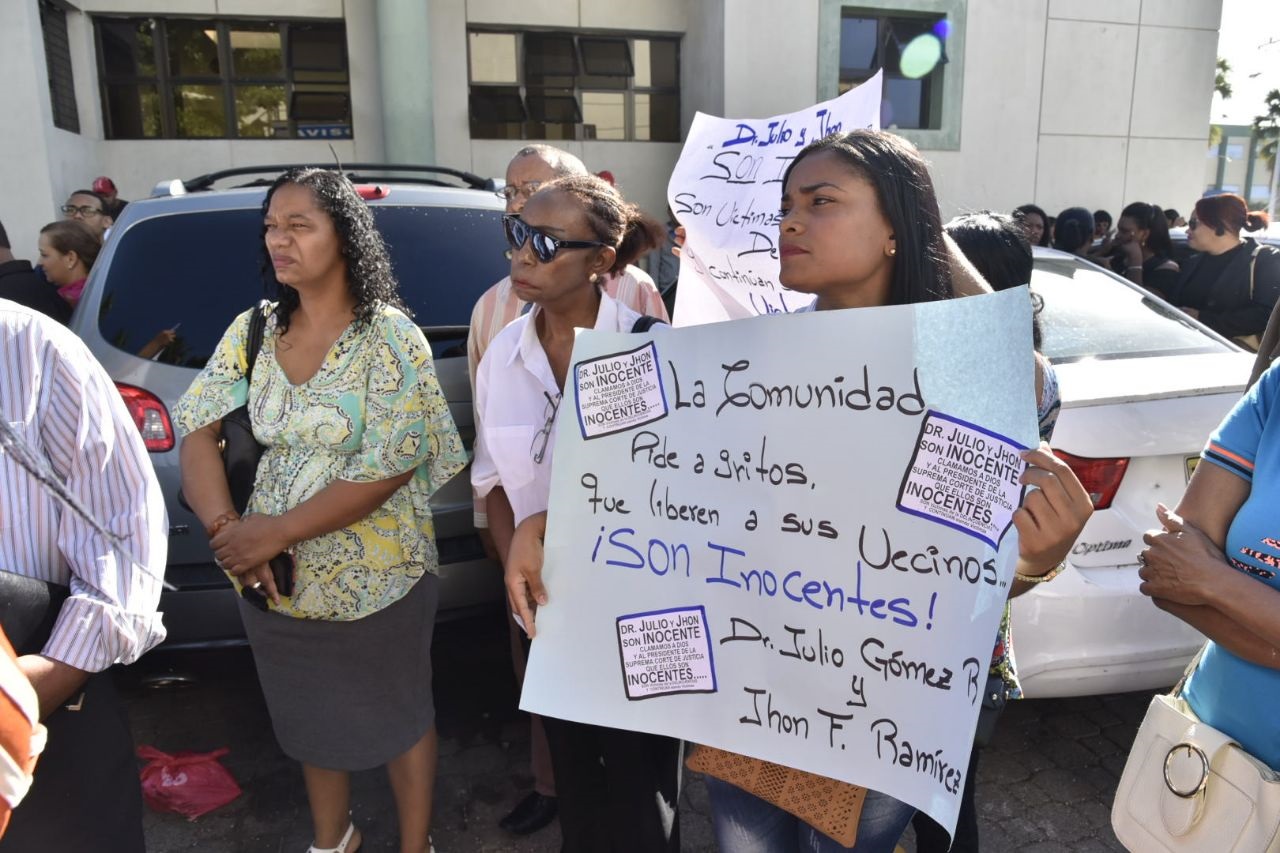 Familiares, amigos y colegas del médico Julio Gómez Ramírez durante una manifestación frente a la Fiscalía de Santo Domingo Este en donde demandaron sea liberado el acusado por el caso de linchamiento a un supuesto asaltante que alegadamente lo atracó.