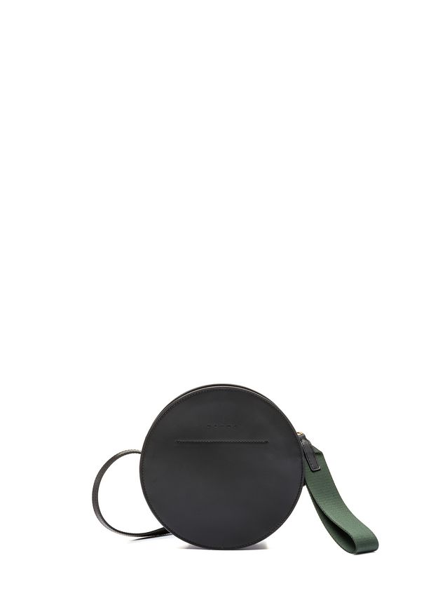 En negro con detalle en el cierre, de www.marni.com