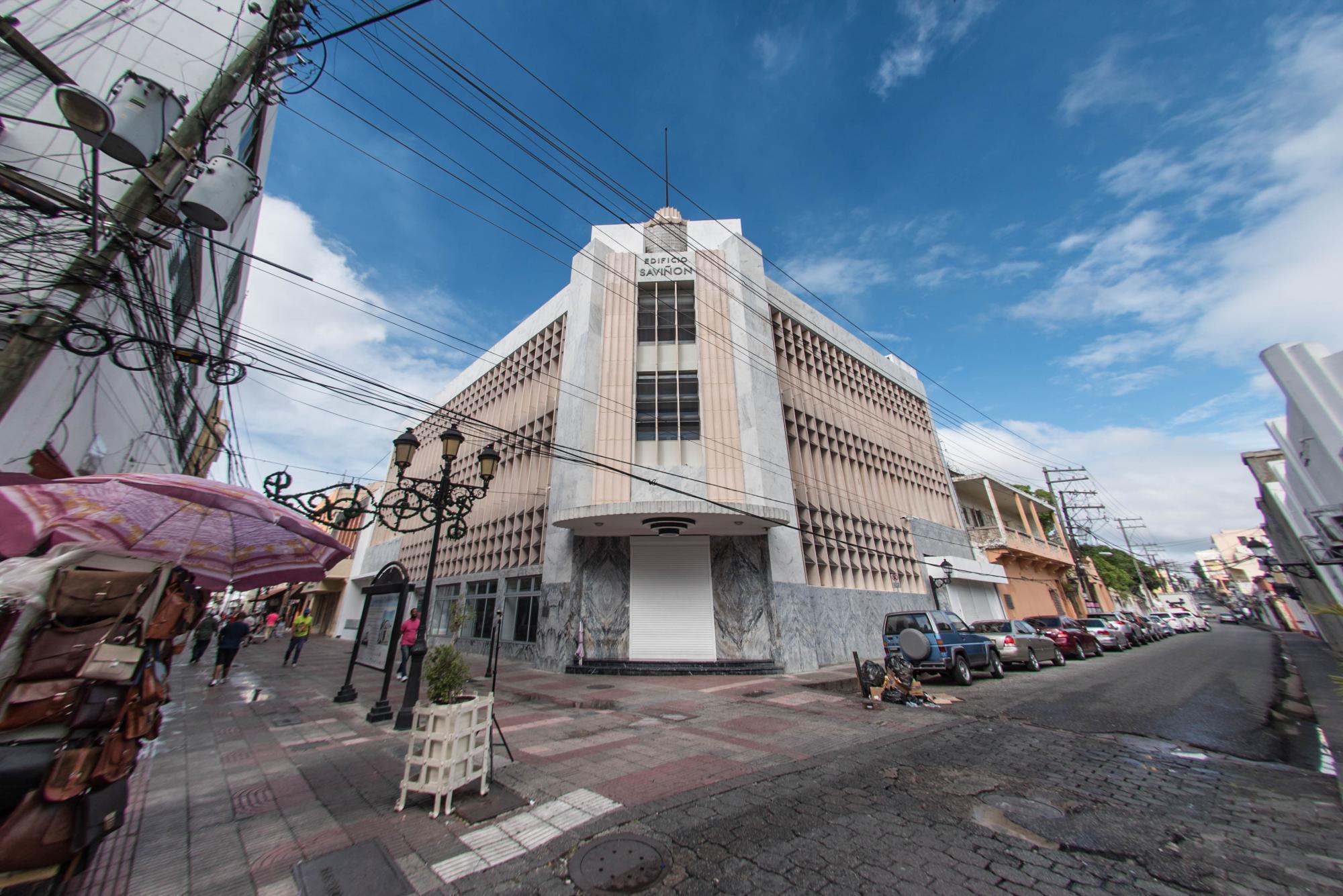 Vista desde la esquina opuesta al edificio.