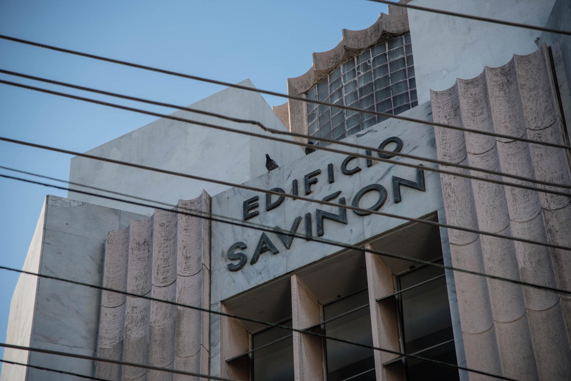 El nombre original en la parte superior de la fachada.