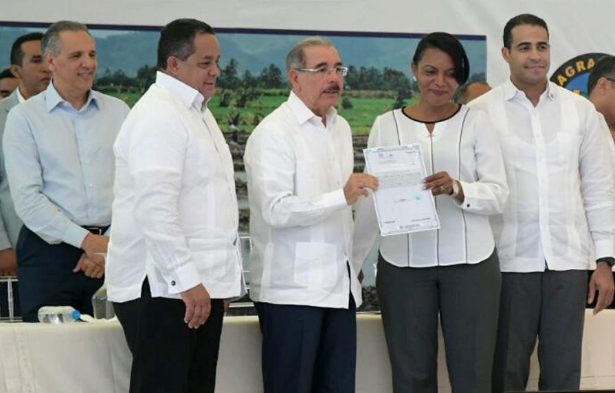 Presidente Medina  entrega títulos de propiedad terrenos en Villa Altagracia