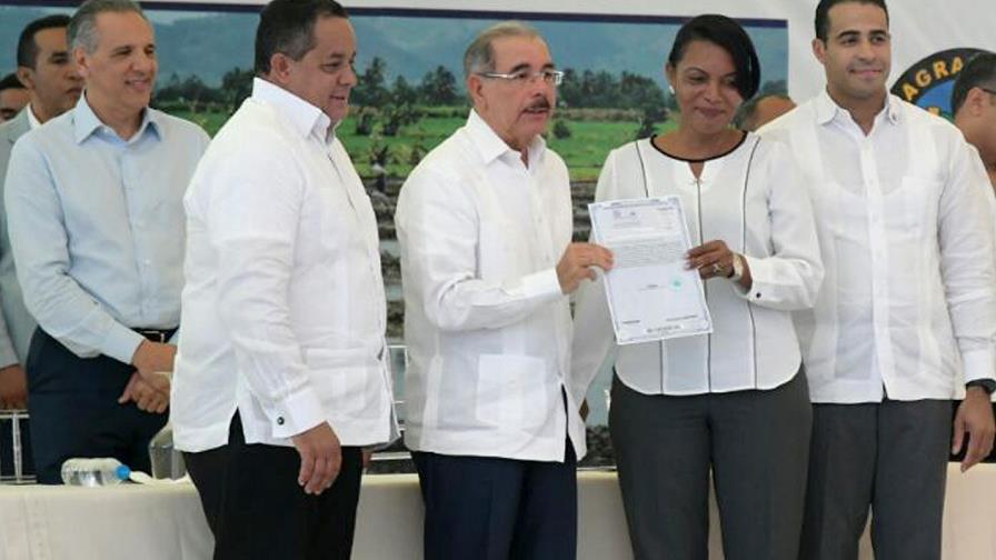 Presidente Medina  entrega títulos de propiedad terrenos en Villa Altagracia