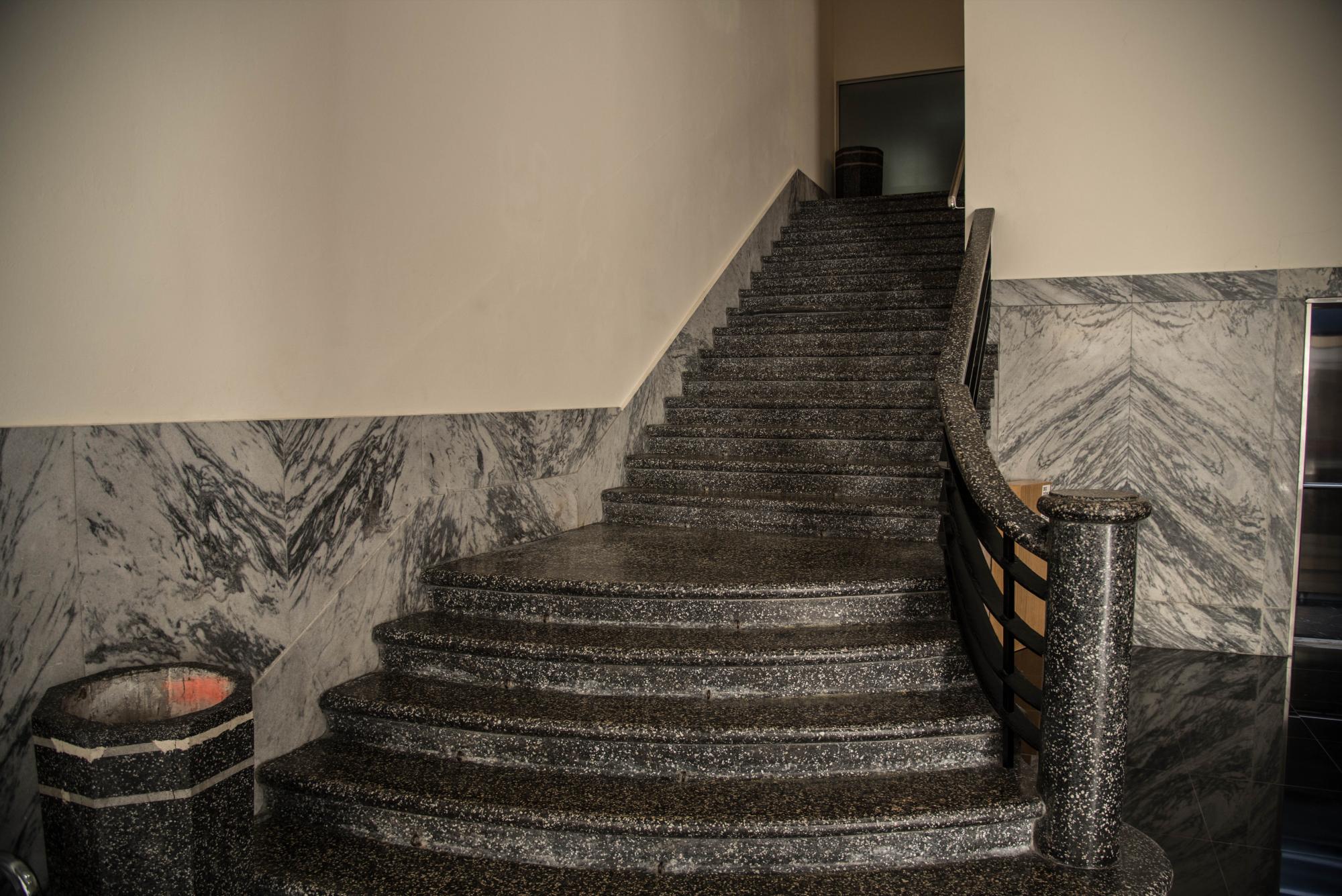 Escalera principal de granito, original de la época.