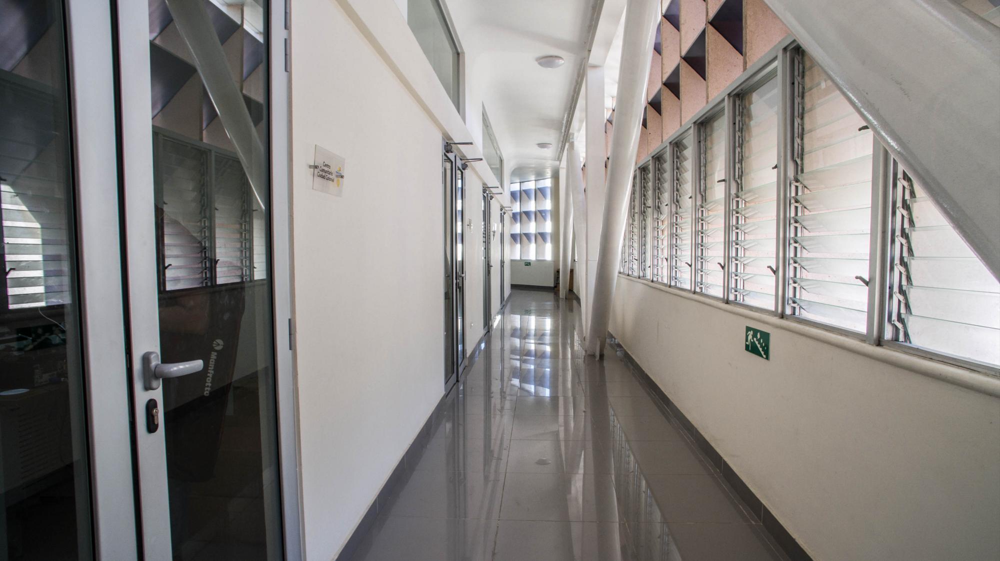 A la derecha, se pueden ver la estructuras metálicas agregadas recientemente para reforzar el edificio.